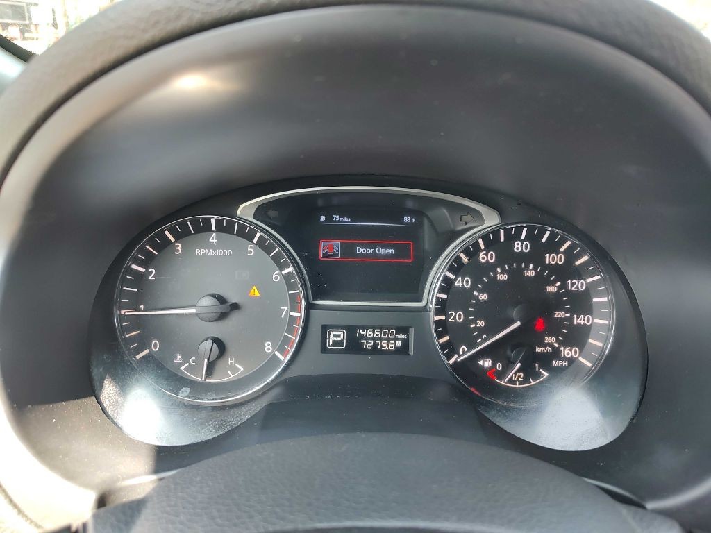 Nissan Altima Vehicle Full-screen Gallery Image 08