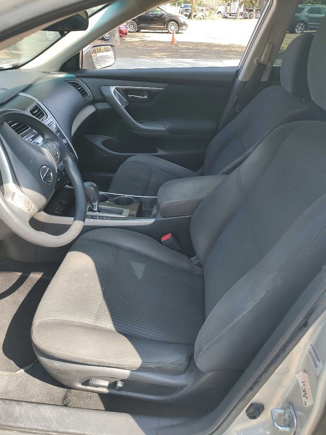 Nissan Altima Vehicle Full-screen Gallery Image 05