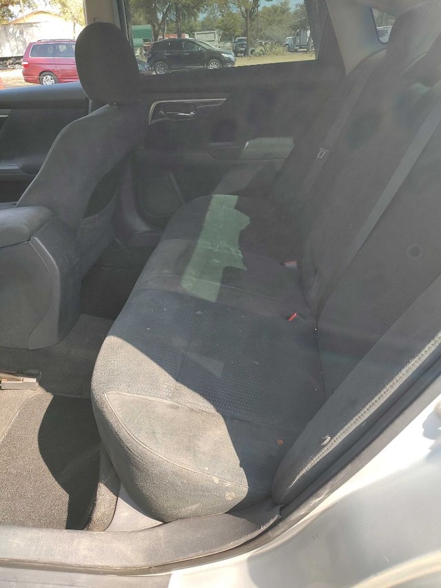 Nissan Altima Vehicle Full-screen Gallery Image 06