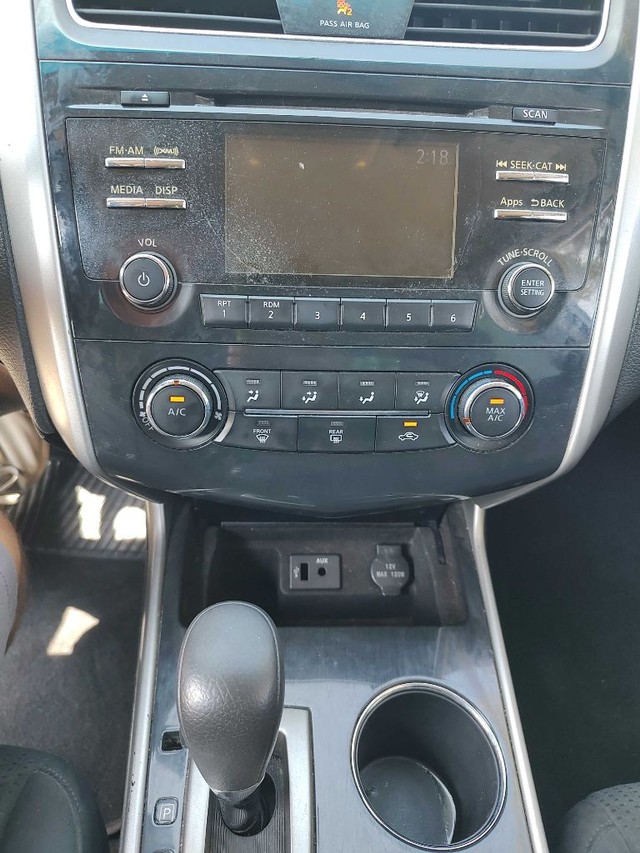 Nissan Altima Vehicle Full-screen Gallery Image 07