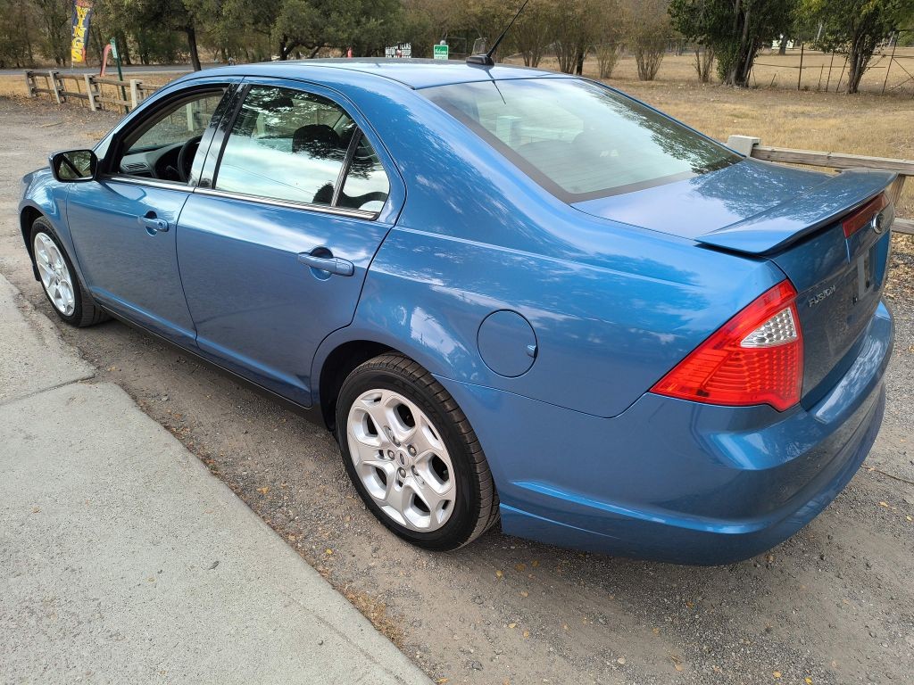 Ford Fusion Vehicle Full-screen Gallery Image 04