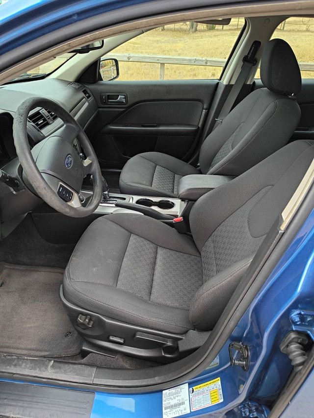 Ford Fusion Vehicle Full-screen Gallery Image 05