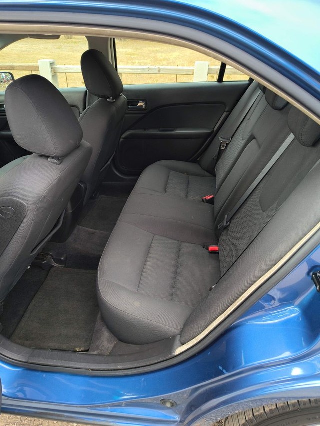 Ford Fusion Vehicle Full-screen Gallery Image 06