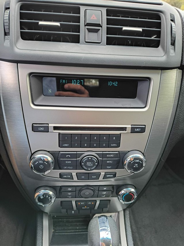 Ford Fusion Vehicle Full-screen Gallery Image 07