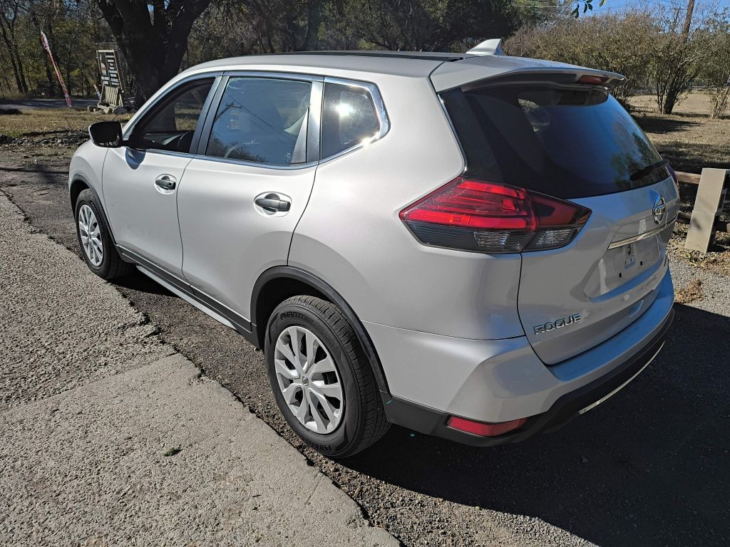 Nissan Rogue Vehicle Full-screen Gallery Image 03