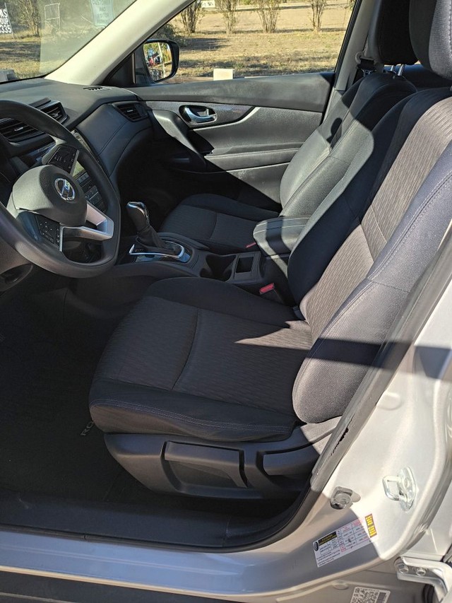 Nissan Rogue Vehicle Full-screen Gallery Image 05