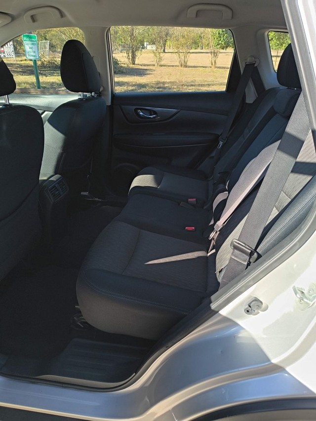 Nissan Rogue Vehicle Full-screen Gallery Image 06