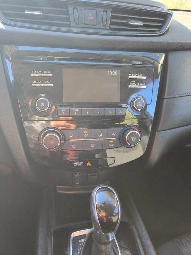 Nissan Rogue Vehicle Full-screen Gallery Image 07