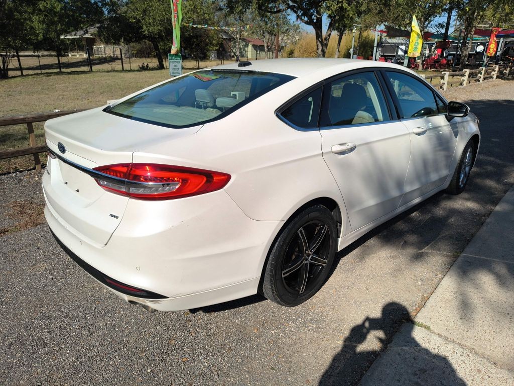 Ford Fusion Vehicle Full-screen Gallery Image 03