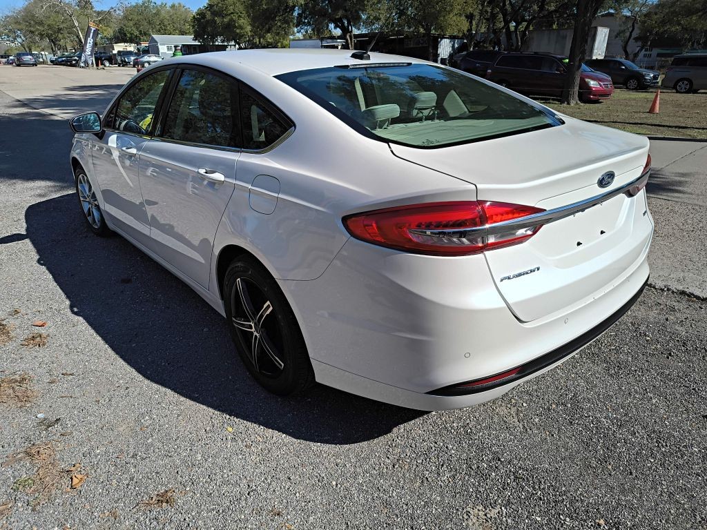 Ford Fusion Vehicle Full-screen Gallery Image 04