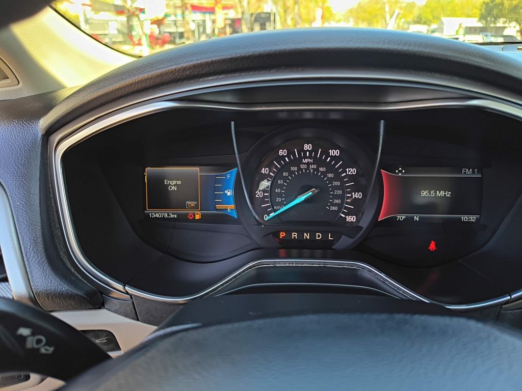 Ford Fusion Vehicle Full-screen Gallery Image 08