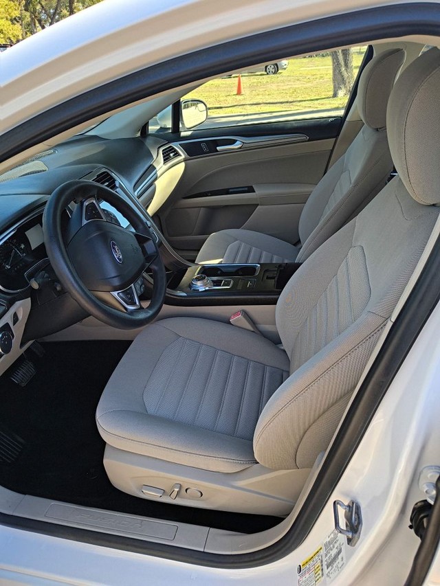 Ford Fusion Vehicle Full-screen Gallery Image 05