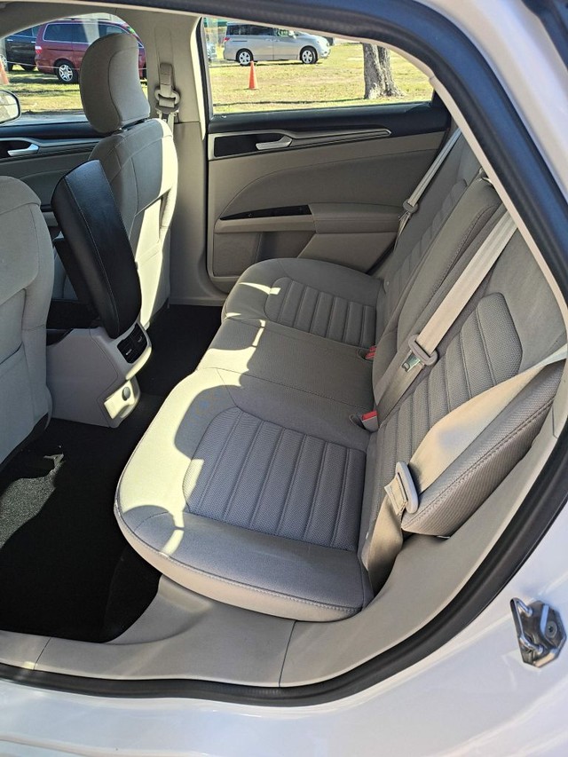 Ford Fusion Vehicle Full-screen Gallery Image 06