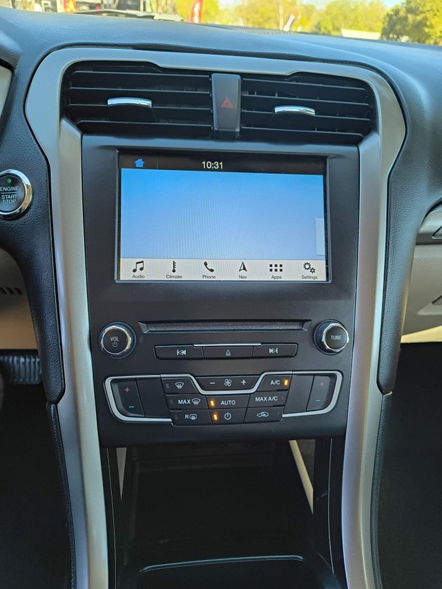 Ford Fusion Vehicle Full-screen Gallery Image 07