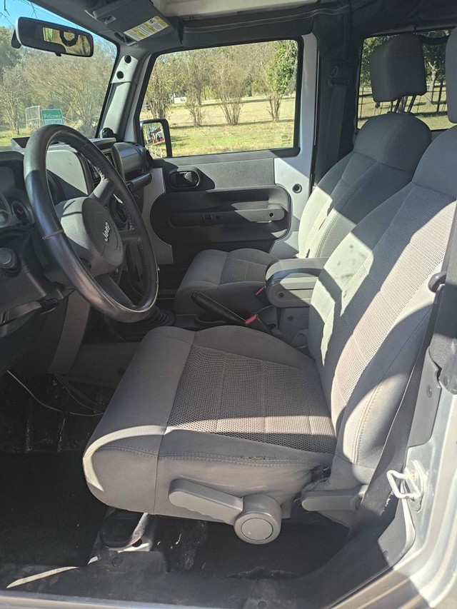 Jeep Wrangler Vehicle Full-screen Gallery Image 05