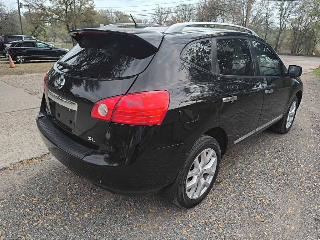 Nissan Rogue Vehicle Full-screen Gallery Image 03