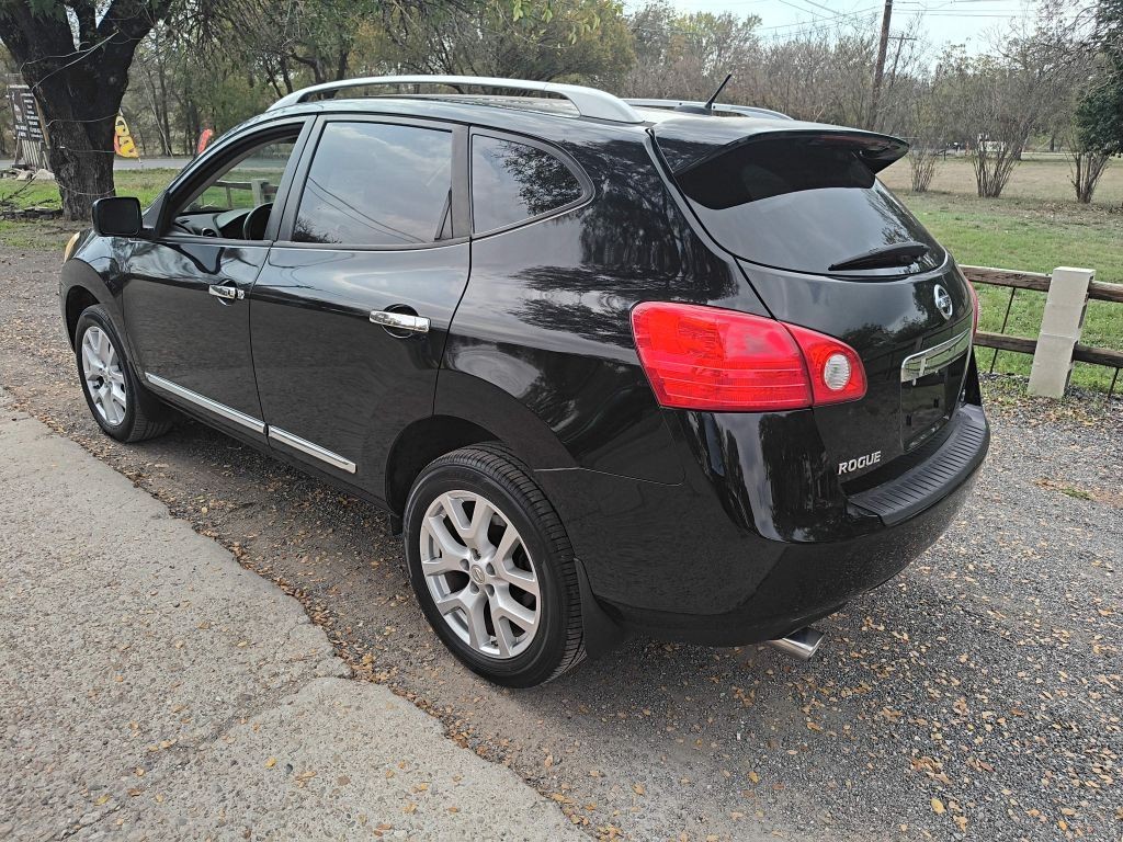 Nissan Rogue Vehicle Full-screen Gallery Image 04