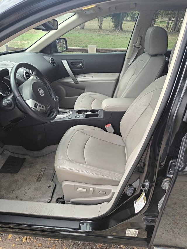 Nissan Rogue Vehicle Full-screen Gallery Image 05