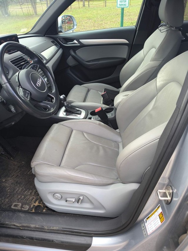 Audi Q3 Vehicle Full-screen Gallery Image 05