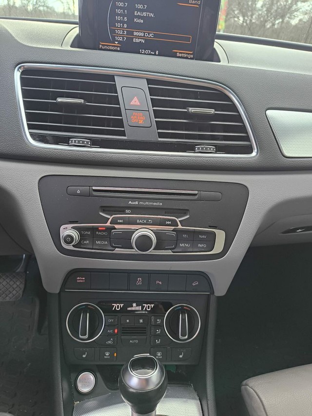 Audi Q3 Vehicle Full-screen Gallery Image 08