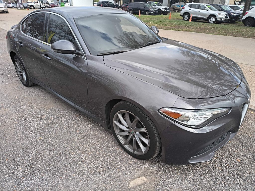 Alfa Romeo Giulia Vehicle Full-screen Gallery Image 02