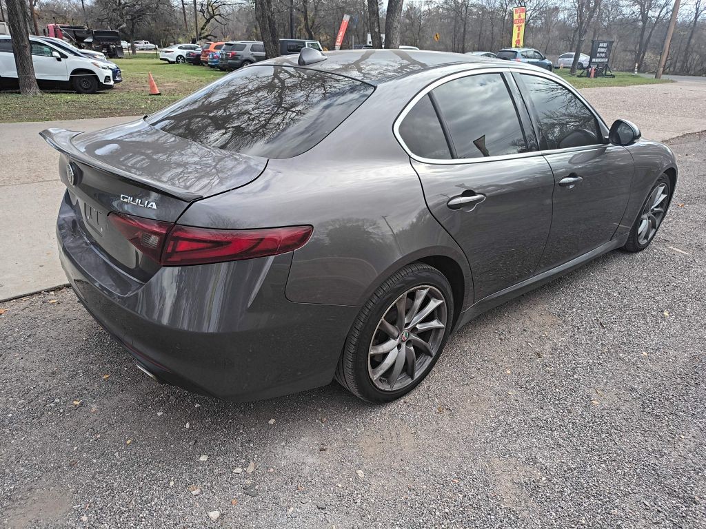 Alfa Romeo Giulia Vehicle Full-screen Gallery Image 03