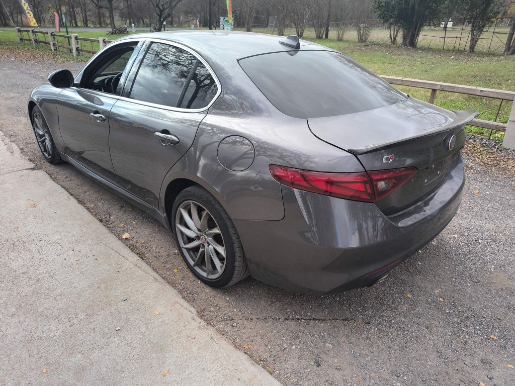 Alfa Romeo Giulia Vehicle Full-screen Gallery Image 04