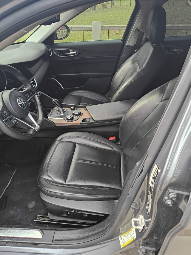 Alfa Romeo Giulia Vehicle Full-screen Gallery Image 05