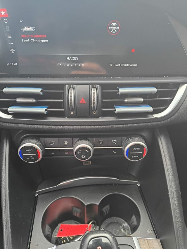 Alfa Romeo Giulia Vehicle Full-screen Gallery Image 07