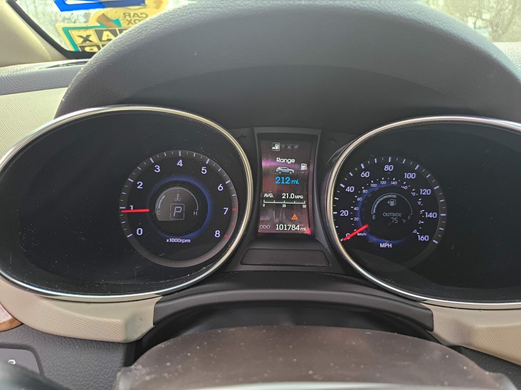 Hyundai Santa Fe Sport Vehicle Full-screen Gallery Image 08