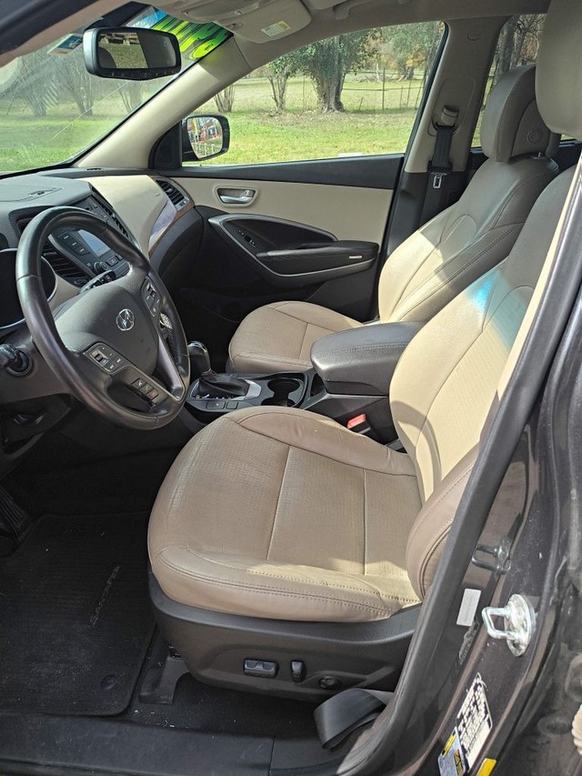 Hyundai Santa Fe Sport Vehicle Full-screen Gallery Image 05