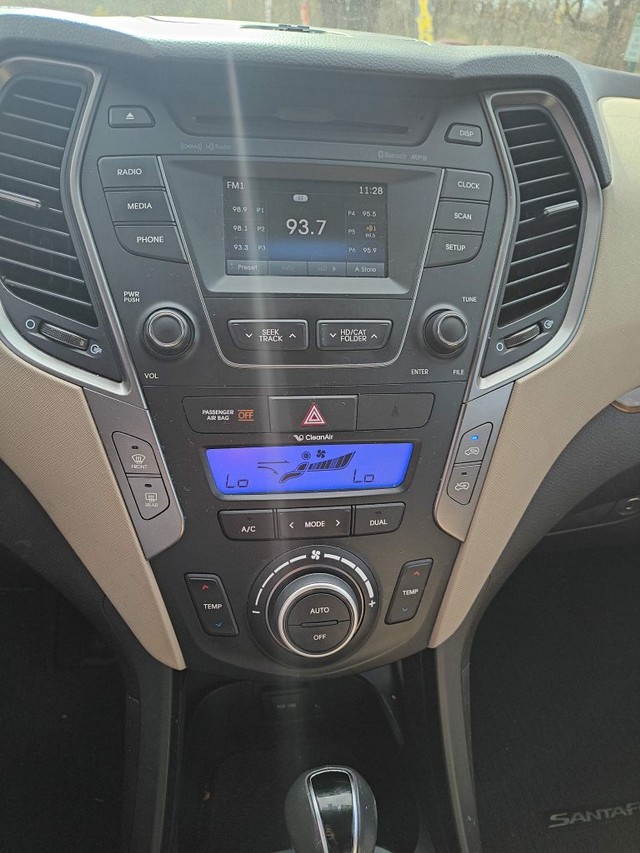 Hyundai Santa Fe Sport Vehicle Full-screen Gallery Image 07