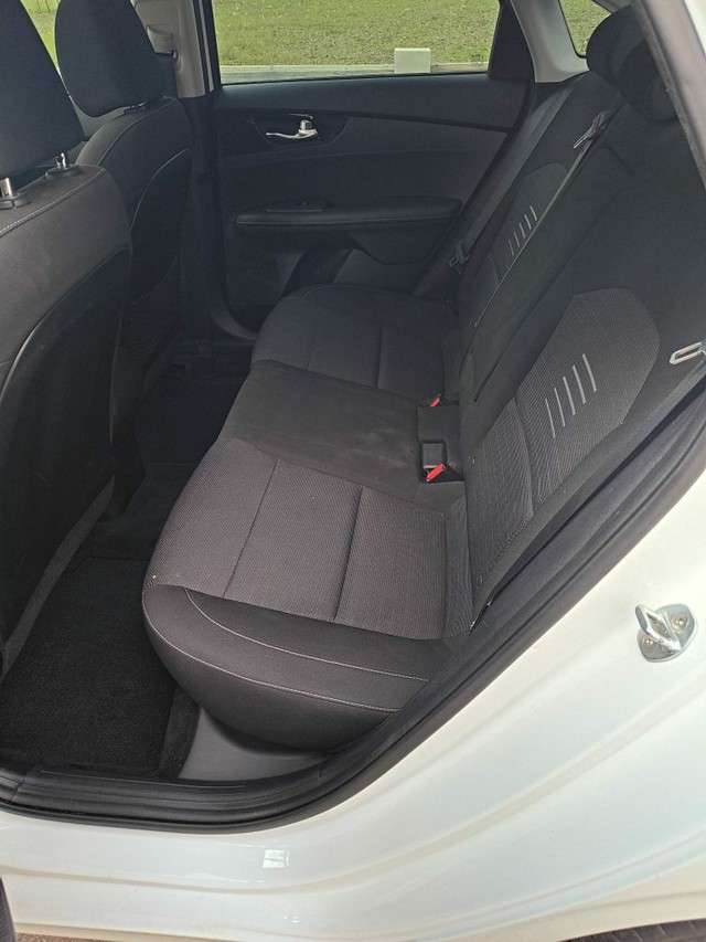 Kia Forte Vehicle Full-screen Gallery Image 06