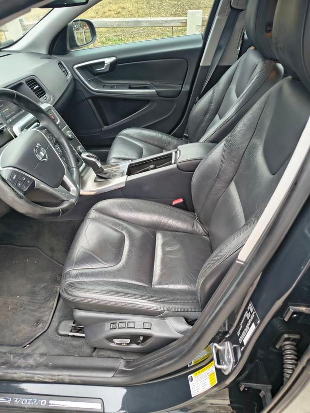 Volvo S60 Vehicle Full-screen Gallery Image 05