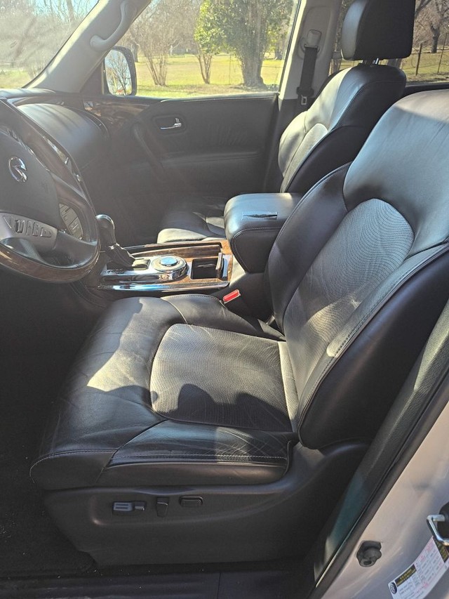 INFINITI QX80 Vehicle Full-screen Gallery Image 05