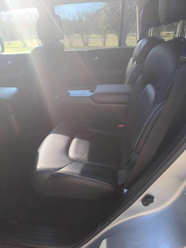 INFINITI QX80 Vehicle Full-screen Gallery Image 06