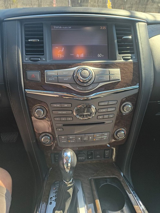 INFINITI QX80 Vehicle Full-screen Gallery Image 07