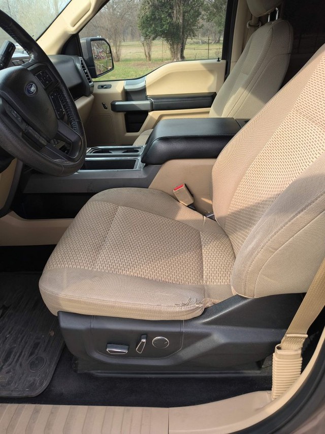 Ford F-150 Vehicle Full-screen Gallery Image 05