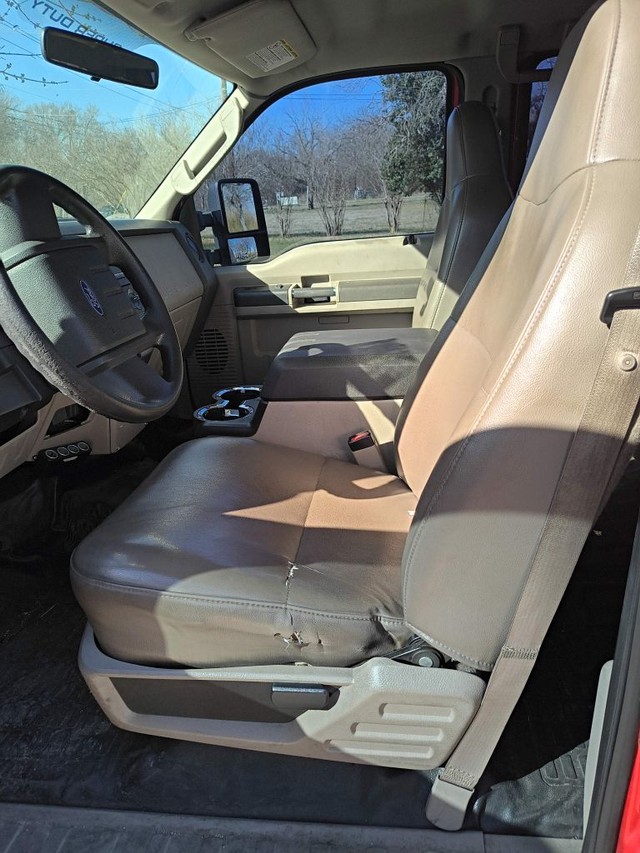 Ford Super Duty F-350 SRW Vehicle Full-screen Gallery Image 05