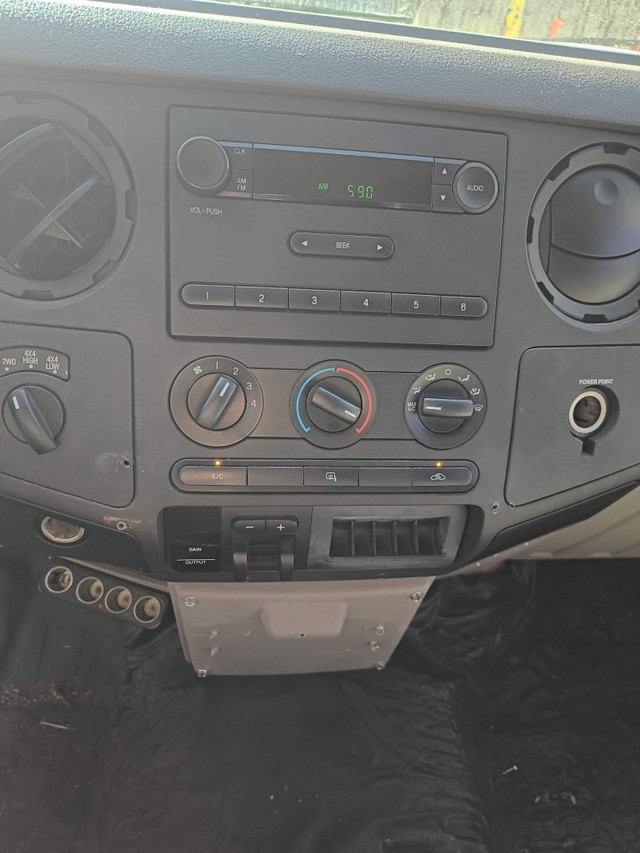 Ford Super Duty F-350 SRW Vehicle Full-screen Gallery Image 07