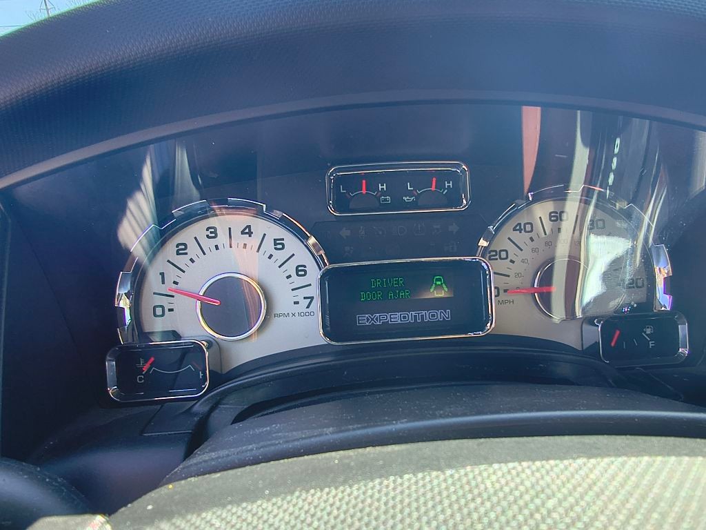 Ford Expedition EL Vehicle Full-screen Gallery Image 08