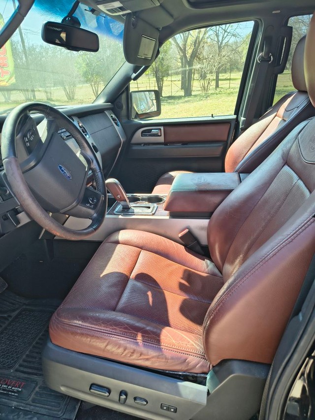 Ford Expedition EL Vehicle Full-screen Gallery Image 05