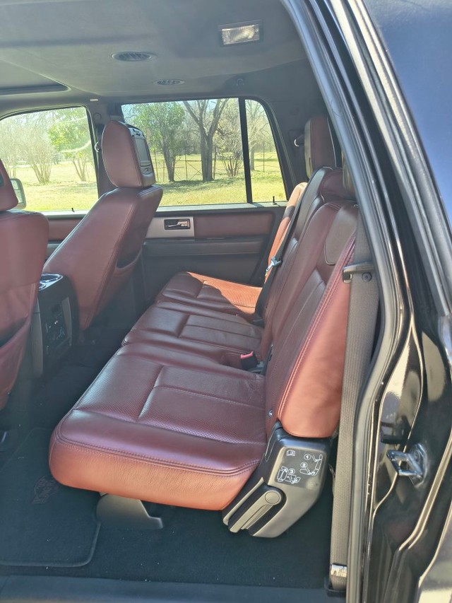 Ford Expedition EL Vehicle Full-screen Gallery Image 06