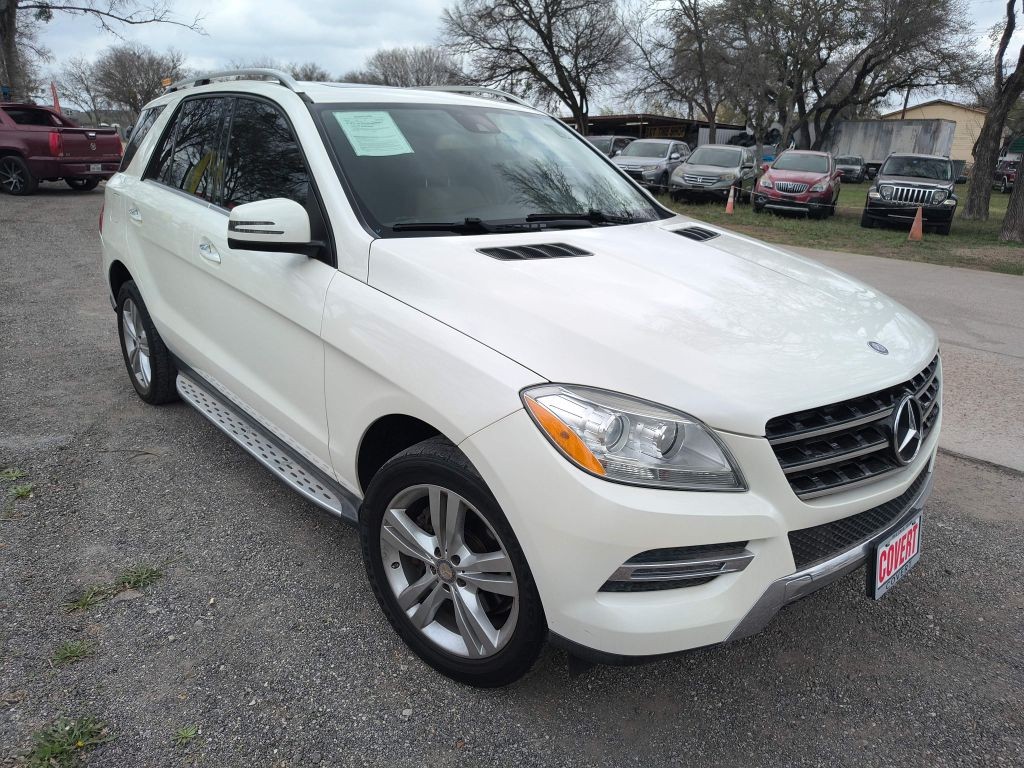 Mercedes-Benz M-Class Vehicle Full-screen Gallery Image 02