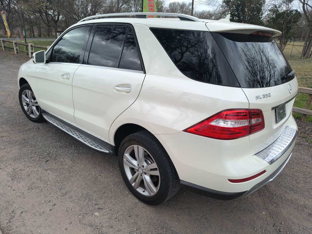 Mercedes-Benz M-Class Vehicle Full-screen Gallery Image 03