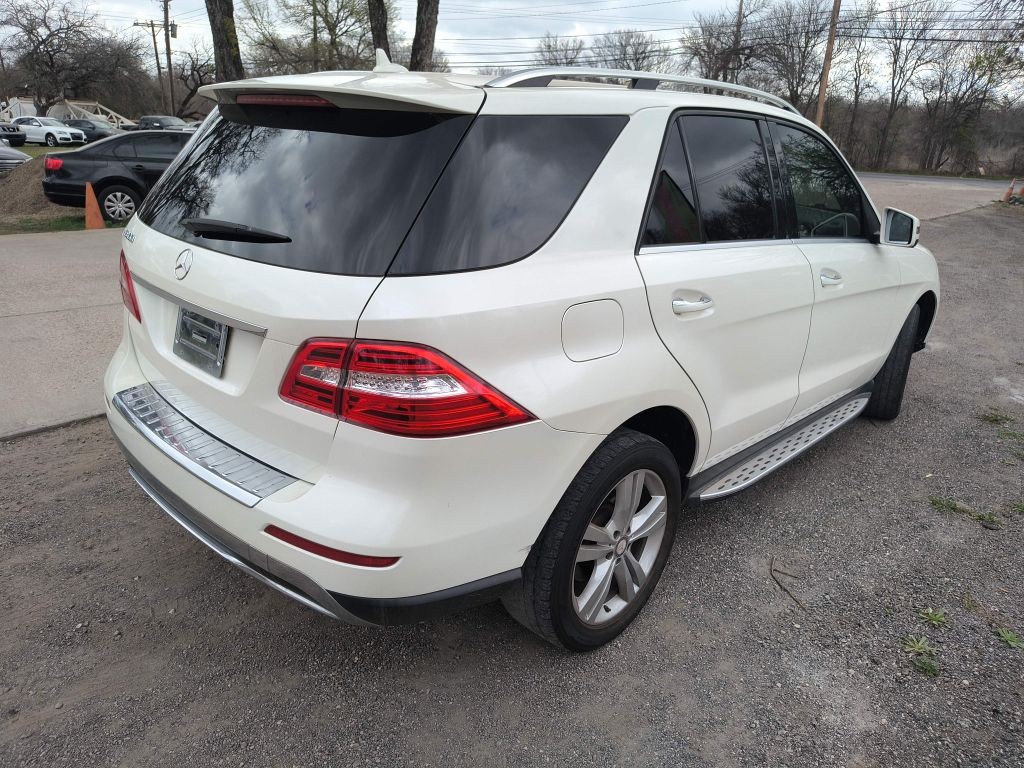 Mercedes-Benz M-Class Vehicle Full-screen Gallery Image 04