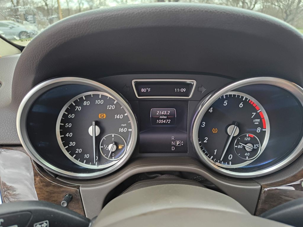 Mercedes-Benz M-Class Vehicle Full-screen Gallery Image 08