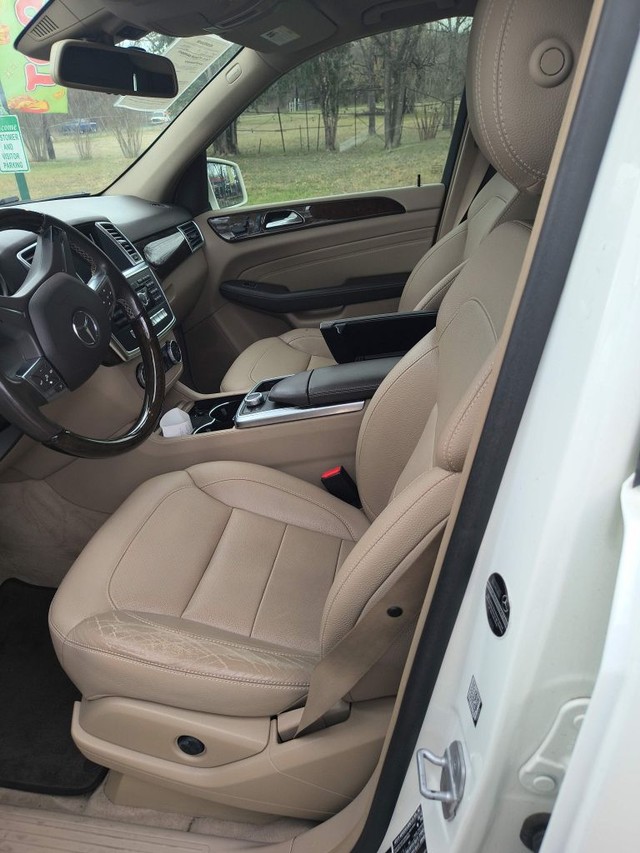 Mercedes-Benz M-Class Vehicle Full-screen Gallery Image 05