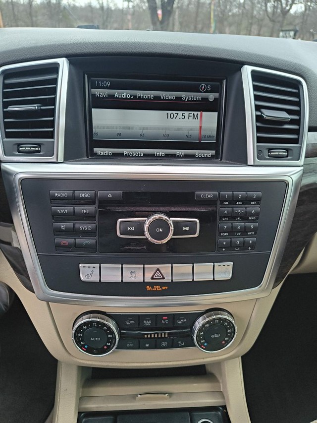 Mercedes-Benz M-Class Vehicle Full-screen Gallery Image 07