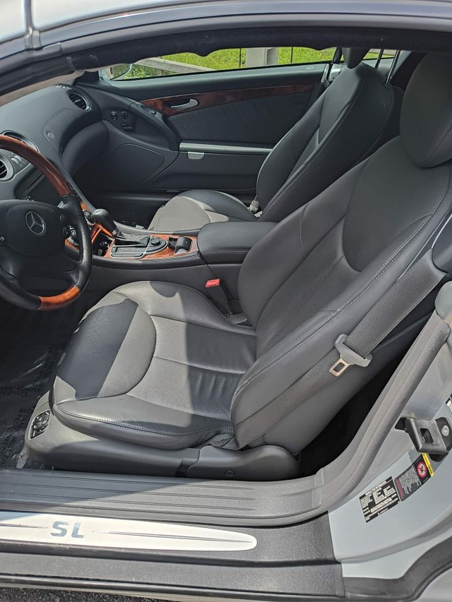 Mercedes-Benz SL-Class Vehicle Full-screen Gallery Image 05